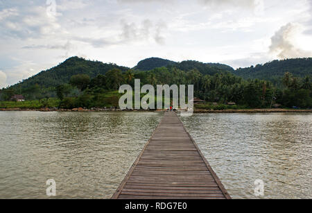 Batu, Wood Quay Plage Burung, Singkawang, l'ouest de Kalimantan, Indonésie Banque D'Images