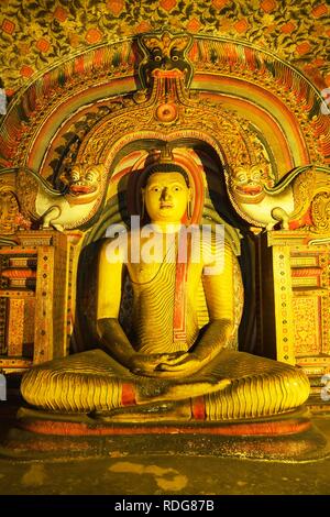 Statue de Bouddha et de peintures murales dans l'un des temples de caverne du Temple d'or, UNESCO World Heritage Site, Dambulla, Province de Liège Banque D'Images