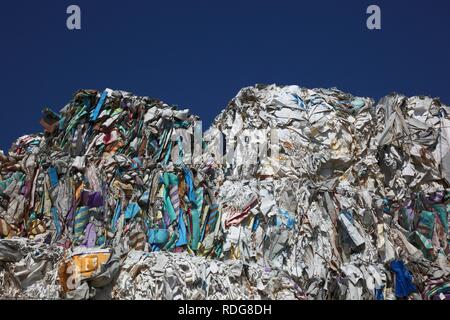 Utiliser du papier, des piles de papier utilisé à un chantier de recyclage, le recyclage du papier Banque D'Images
