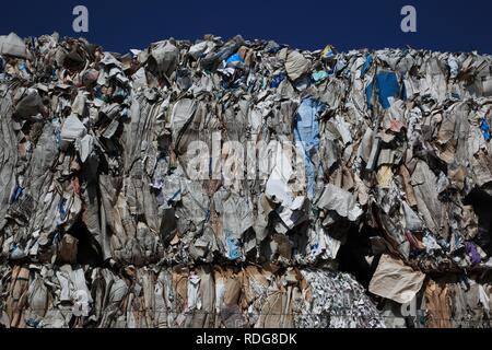 Utiliser du papier, des piles de papier utilisé à un chantier de recyclage, le recyclage du papier Banque D'Images