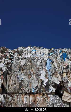 Utiliser du papier, des piles de papier utilisé à un chantier de recyclage, le recyclage du papier Banque D'Images