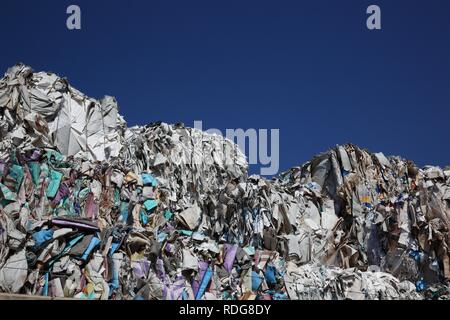 Utiliser du papier, des piles de papier utilisé à un chantier de recyclage, le recyclage du papier Banque D'Images