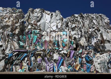 Utiliser du papier, des piles de papier utilisé à un chantier de recyclage, le recyclage du papier Banque D'Images