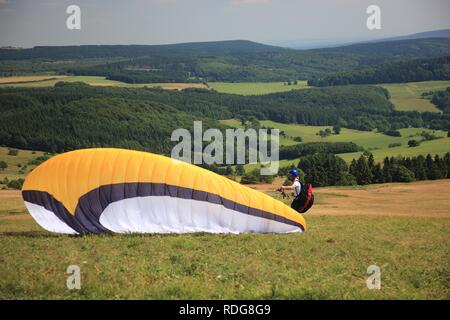 Décollage parapente, Mt. Wasserkuppe, Hesse, Rhoen Banque D'Images