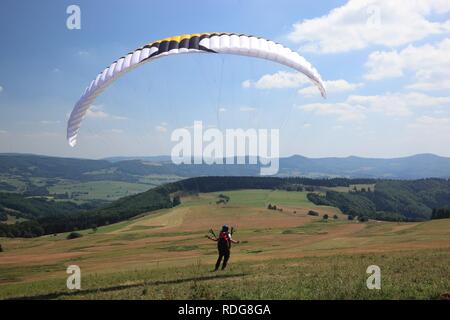 Décollage parapente, Mt. Wasserkuppe, Hesse, Rhoen Banque D'Images