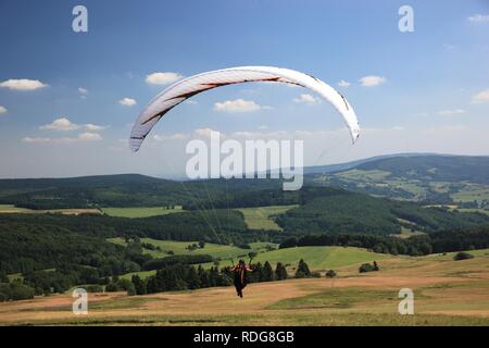 Décollage parapente, Mt. Wasserkuppe, Hesse, Rhoen Banque D'Images