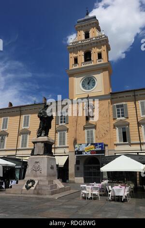 Statue de Garibaldi en face du Palazzo del Governatore, Palais du Gouverneur, sur la Piazza Garibaldi, Parme, Emilie-Romagne Banque D'Images