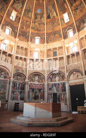 Fonts baptismaux, coupole fresques dans le Baptistère, Parme, Emilie-Romagne, Italie, Europe Banque D'Images