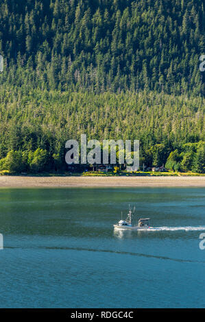 14 septembre 2018 - Juneau, Alaska : Petit bateau de pêche commerciale blanche a la sortie de port dans le canal Gastineau sur une journée ensoleillée. Banque D'Images