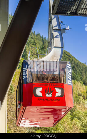 14 septembre 2018 - Juneau, Alaska : deux touristes de revenir dans un téléphérique rouge du Mont Roberts Tramway centre d'accueil. Banque D'Images