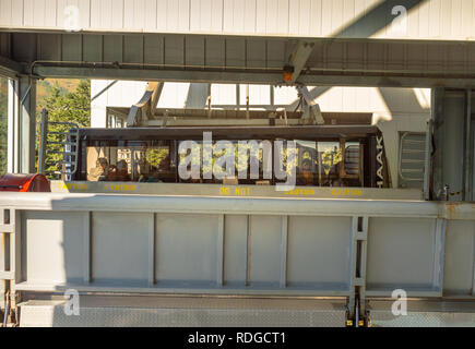 14 septembre 2018 - Juneau, Alaska : Groupe de touristes à tram voiture arrivant à une passerelle au sommet du mont Roberts Tramway. Banque D'Images