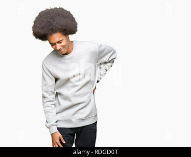 Young african american man avec le port des cheveux afro sweat sportif souffrant de maux de dos, de toucher avec la main arrière, des douleurs musculaires Banque D'Images