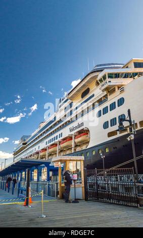 14 septembre 2018 - Juneau, Alaska : Cruise ship dock de contrôle de sécurité pour l'Amérique du Holland Volendam. Banque D'Images