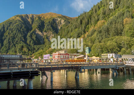 14 septembre 2018 - Juneau, Alaska : Bord de touristes attendent les entreprises dans le centre-ville historique près de l'embarcadère des bateaux de croisière le long de la rue Franklin à Juneau. Banque D'Images