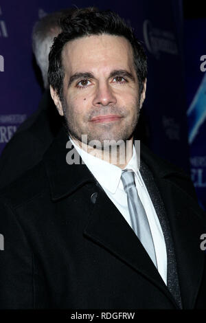 New York, NY - 03 Mars : Mario Cantone à Rodgers  + Hammerstein's Cinderella Broadway première au théâtre de Broadway, le dimanche 3 mars 2013 à New York, NY (Photo par Steve Mack/S.D. Mack Photos) Banque D'Images