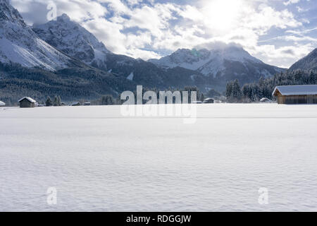 Paysage de montagne d'hiver sur la vallée couverte de neige fraîche et ciel bleu avec des nuages blancs en journée ensoleillée. Vallée d'Ehrwald, Tirol, Alpes, Autriche. Banque D'Images