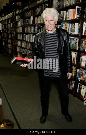 NEW YORK, NY - 23 SEPTEMBRE : Graham Nash promeut le nouveau livre 'Wild Tales : une vie Rock & Roll' à Barnes & Noble Union Square le 23 septembre 2013 à New York. (Photo par Steve Mack/S.D. Mack Photos) Banque D'Images