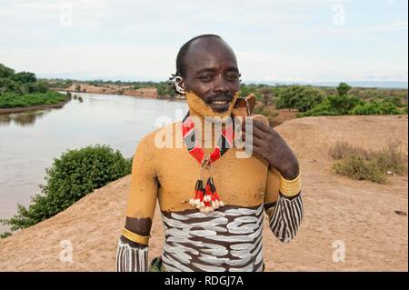 Karo homme avec le corps et le visage des peintures, de la vallée de la rivière Omo, dans le sud de l'Éthiopie, l'Afrique Banque D'Images