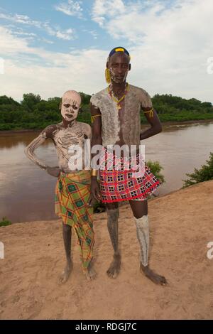 Karo man and boy avec peintures du corps et du visage, de la vallée de la rivière Omo, dans le sud de l'Éthiopie, l'Afrique Banque D'Images