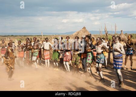 Karo personnes avec peintures corps participant à une cérémonie de danse tribale, la vallée de la rivière Omo, dans le sud de l'Éthiopie, l'Afrique Banque D'Images