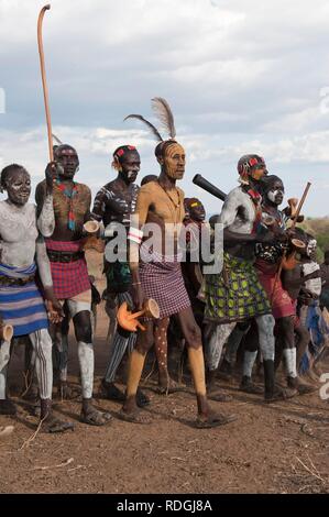 Karo personnes avec peintures corps participant à une cérémonie de danse tribale, la vallée de la rivière Omo, dans le sud de l'Éthiopie, l'Afrique Banque D'Images