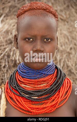 Jeune femme Karo avec beaucoup de colliers colorés, portrait, vallée de la rivière Omo, dans le sud de l'Éthiopie, l'Afrique Banque D'Images