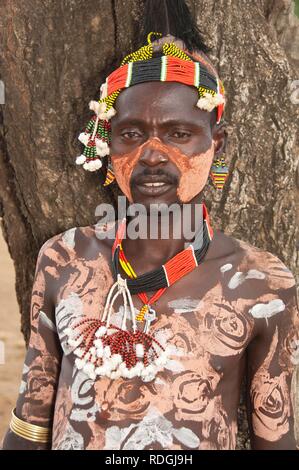 Portrait d'une natte Karo homme avec le corps et le visage des peintures, de la vallée de la rivière Omo, dans le sud de l'Éthiopie, l'Afrique Banque D'Images