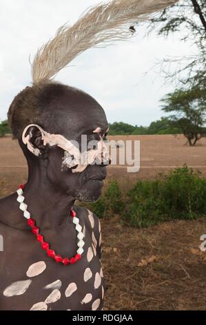 Karo homme avec le corps et le visage des peintures, de la vallée de la rivière Omo, dans le sud de l'Éthiopie, l'Afrique Banque D'Images