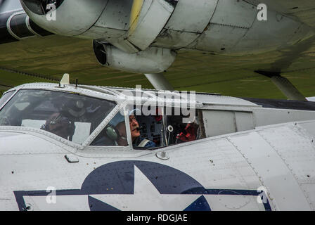 Consolidé Catalina deuxième Guerre mondiale avion de plane Sailing démarrage. Pilote regardant le moteur Banque D'Images