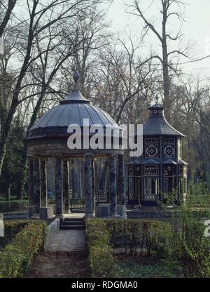 ESTANQUE CHINESCO NEOCLASICO- TEMPLETE DE VILLANUEVA Y CENADOR CHINESCO DE ISIDRO GONZALEZ VELAZQUEZ. Auteur : ESTEBAN BOUTELOU. Emplacement : PALACIO REAL-JARDIN DEL PRINCIPE. ARANJUEZ. MADRID. L'ESPAGNE. Banque D'Images