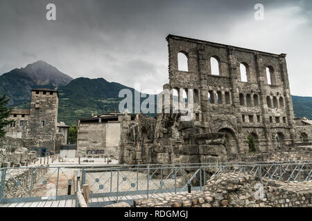 Archeologische Überreste des Teatro Romano à Aoste, Italie Banque D'Images