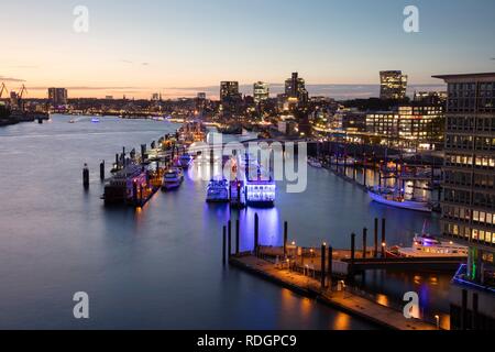 Vue vers Überseebrücke et St Pauli Piers, Hambourg, Allemagne Banque D'Images