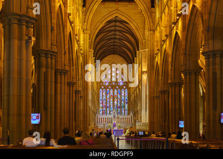 Une longue exposition à l'intérieur de la cathédrale St Mary's, Sydney, New South Wales, Australia Banque D'Images