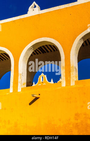 Magnifique monastère d'Izamal tous peint jaune avec une architecture coloniale dans la région de Yucatan, Mexique Banque D'Images