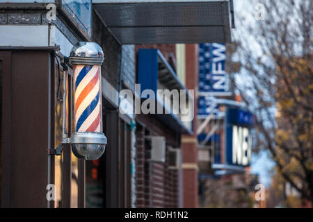 Montréal, Canada - le 6 novembre 2018 : idéal féminin américain typique vu en face d'un salon de coiffure de Montréal, Canada. Ce pôle est un signe vintage ind Banque D'Images