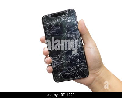 Homme tenant un téléphone portable noir et l'écran broken isolé sur un fond blanc. Banque D'Images