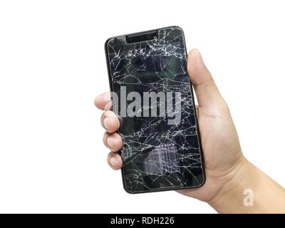 Homme tenant un téléphone portable noir et l'écran broken isolé sur un fond blanc. Banque D'Images