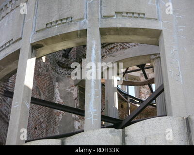 Close-up de la fenêtre vide, et des murs en ruine, une partie du reste du squelette au dôme de la bombe atomique à Hiroshima Peace Memorial Park. Banque D'Images