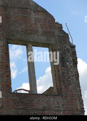 Close-up de la fenêtre vide, et des murs en ruine, une partie du reste du squelette au dôme de la bombe atomique à Hiroshima Peace Memorial Park. Banque D'Images