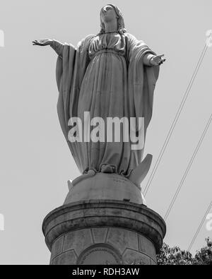Statue de la Vierge Marie sur le sommet du Cerro San Cristóbal, Santiago, Chili. Banque D'Images