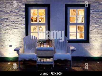 Chaises couvertes de neige en face d'une boutique, à l'Est de l'île de la mer du Nord frise de Spiekeroog, Basse-Saxe Banque D'Images