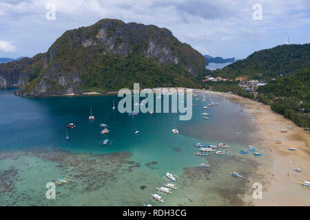 Vue aérienne prise avec un bourdon de Corong Corong,plage,d'El Nido Palawan Philippines, Banque D'Images