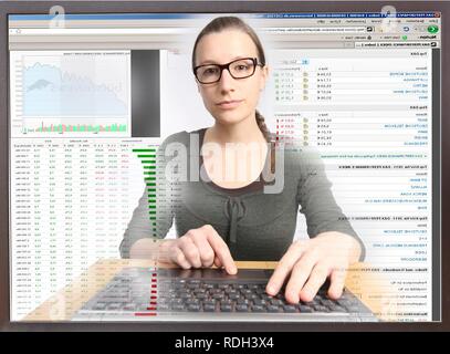 Jeune femme assise devant un ordinateur surfer sur Internet, l'affichage d'une page avec des informations boursières Banque D'Images