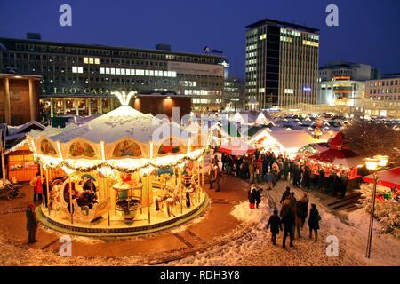 Marché de Noël sur la place Kennedyplatz, au crépuscule, en centre-ville de Essen, Rhénanie du Nord-Westphalie Banque D'Images