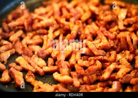 Bacon frit étant dans une casserole Banque D'Images