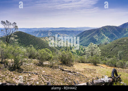 Vue depuis les hauts sommets sentier vers les vallées et collines de Pinnacles National Park, Californie Banque D'Images