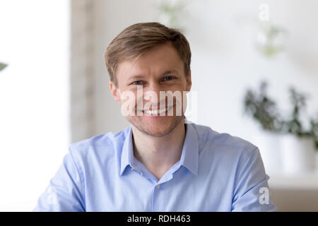 Head shot portrait of smiling confident businessman looking at c Banque D'Images