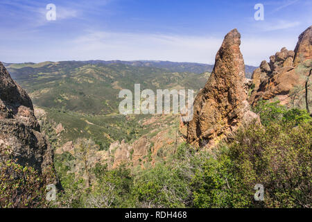 Voir l'ours vers Gulch visiteurs du sentier des pics, des pinacles National Park, Californie Banque D'Images