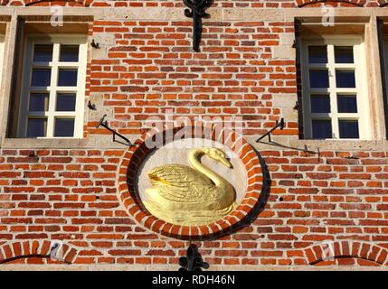 Golden Swan sur une façade de maison, vieille ville, Gand, Flandre orientale, Belgique, Europe Banque D'Images