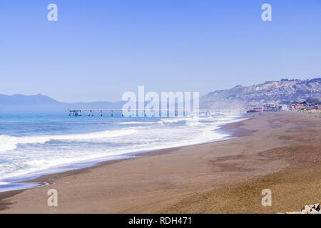 Vue vers le Quai Municipal, Pacifica vus de Mori Point, comté de Marin dans l'arrière-plan, en Californie Banque D'Images